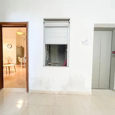 1 Bedroom Apartment *
